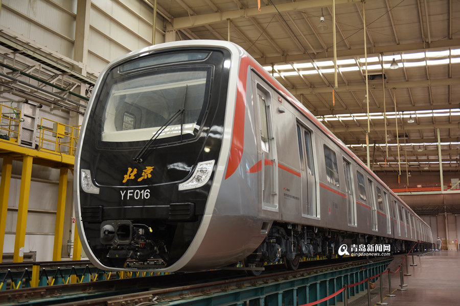 高清：无人驾驶地铁列车青岛下线 年内试运营