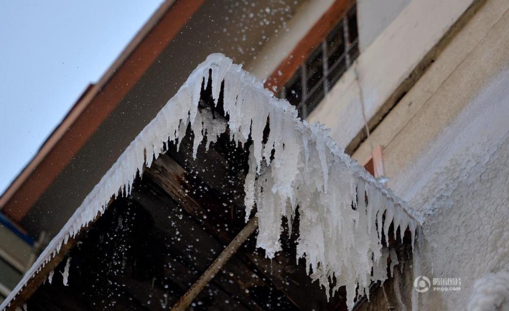热水器漏水楼下现冰封阳台景观 冰柱壮观(图)