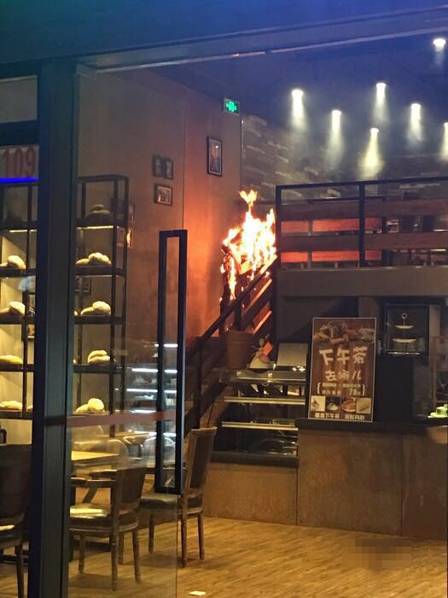 SNH48成员唐安琪咖啡馆内全身着火