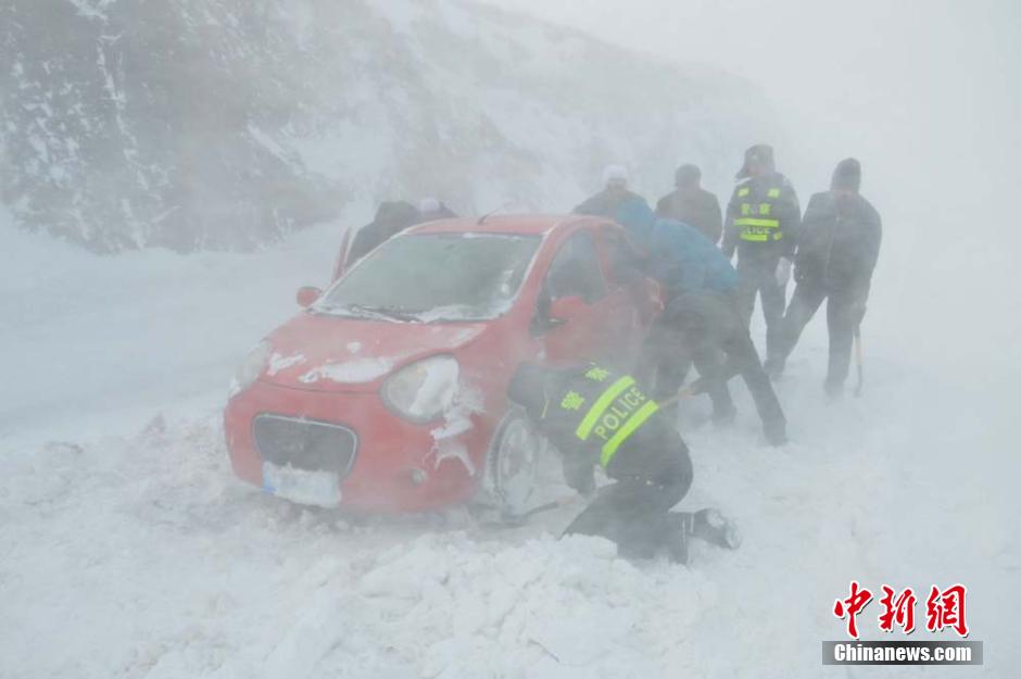 新疆阿勒泰地区遇极端恶劣天气交警跪地铲雪