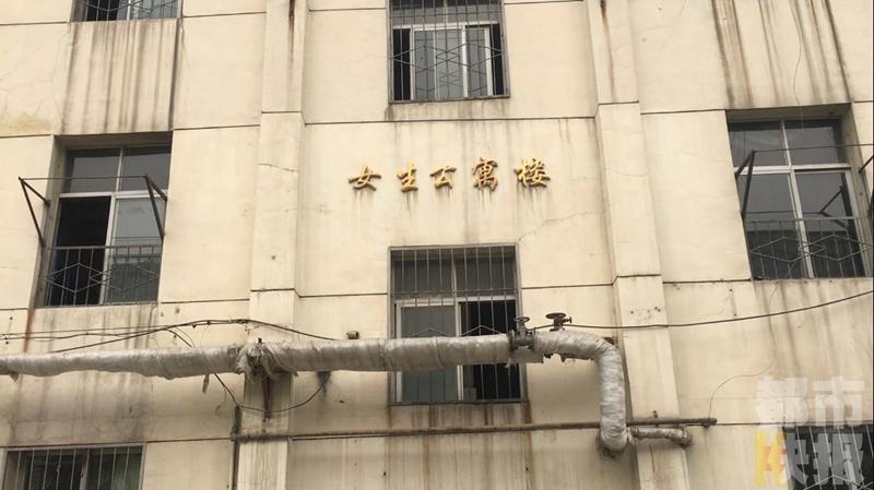 男老师清晨进女生宿舍 学生:也没问穿衣服了没