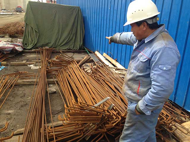 组图:青荣城铁一载4吨钢筋拖拉机被偷 或误工期