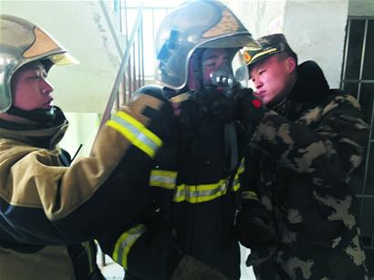 青岛消防训练基地:小黑屋点火烤验消防员