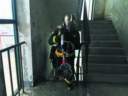 青岛消防训练基地:小黑屋点火烤验消防员