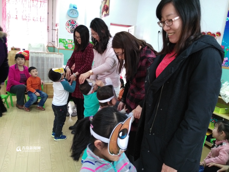 高清：三八节幼儿园办亲子活动 宝宝体验做家务