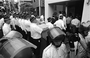 2015年9月9日，防暴警察在山口组总部前集结，准备实施搜捕（资料图片） 据新华国际