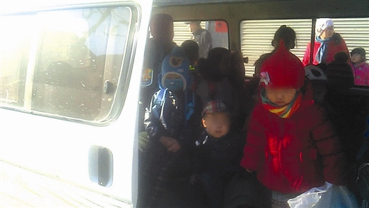 黑幼儿园“校车”被查核载6人塞进26个娃（图）