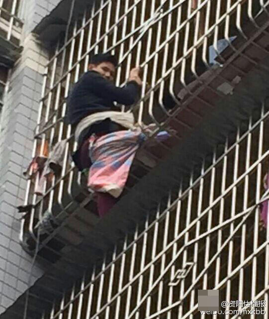 男子徒手攀5楼救下小孩 自己却被困在护栏外
