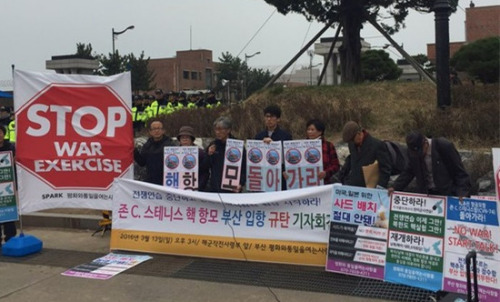  韩国民众抗议韩美联合军演。