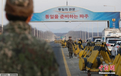 2016年2月11日，韩国坡州市，韩政府10日决定停止开城工业园区运营，以此作为对朝鲜进行核试验及以弹道导弹技术进行发射行动的回应。图为韩方军事人员在工业区附近。