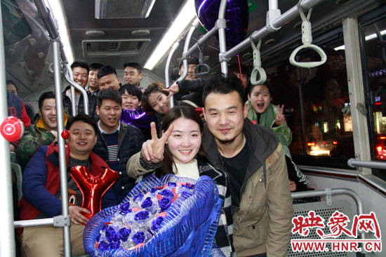 小伙和女友回到最初相识的公交车上，现场求婚成功。