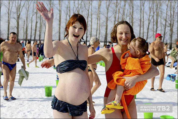 西伯利亚冰桶挑战 怀胎9个月孕妇参加