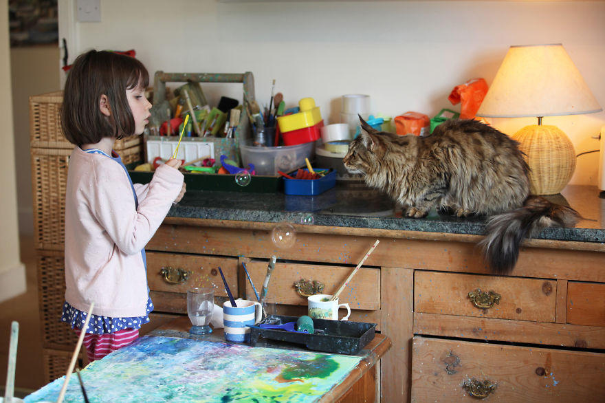 暖心！英国6岁自闭症女孩与猫咪形影不离