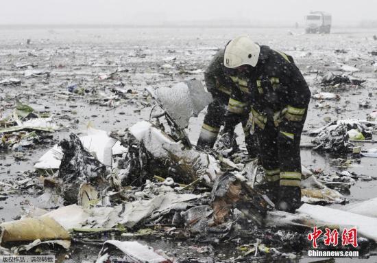 坠机现场。罗斯托夫当地官员表示：“就目前信息推断，坠机是由接近龙卷风程度的强风所致。”俄紧急情况部指出，目前排除恐袭可能。