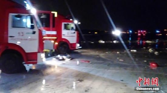 俄罗斯紧急情况部发布的照片显示，消防车到达坠机现场。