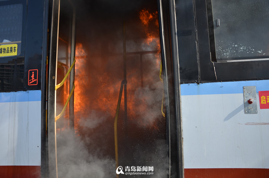青岛有望引进防火型公交车 起火后6秒内扑灭