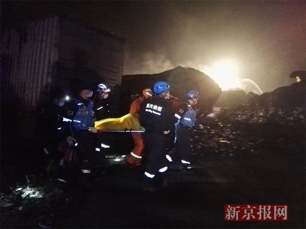 岳阳市蓝天救援队在事故现场搜救。救援队供图