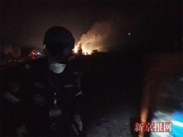 岳阳市蓝天救援队在现场搜救。救援队供图