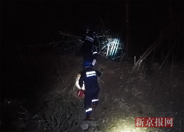 岳阳市蓝天救援队在事故附近搜救。救援队供图