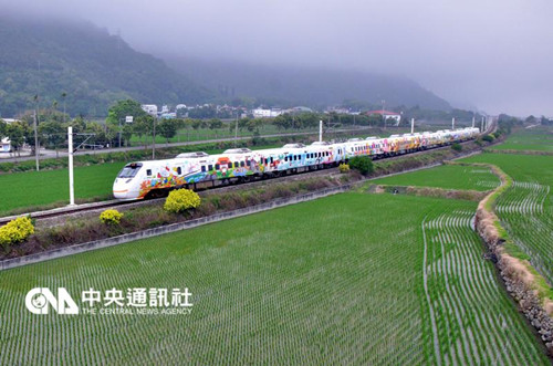 台铁太鲁阁号Hello Kitty彩绘列车21日奔驰台东纵谷，经过翠绿稻田。（台湾“中央社”/卢太城 摄）