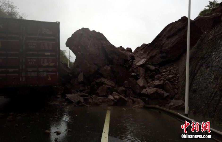 大广高速江西境内一护坡坍塌 半挂车被撞压