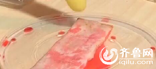 红色的液体将猪皮染成了红色。