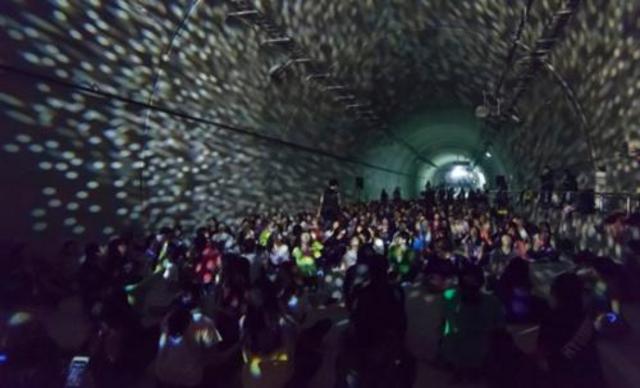 日本1200人在海底隧道里同做瑜伽。