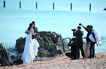 青岛婚庆市场迎大年 1.6万对新人扎堆办婚礼