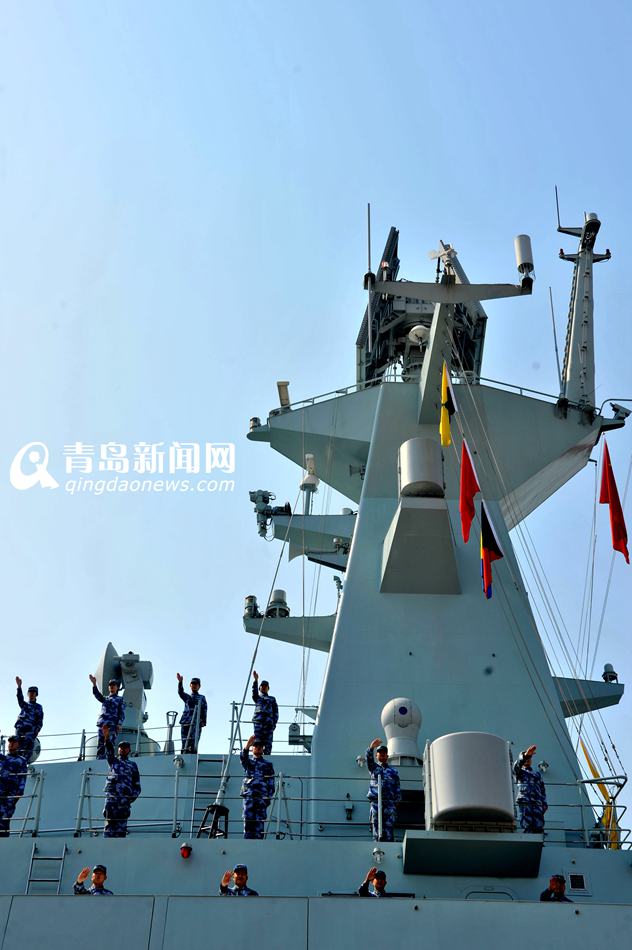 高清：海军舰艇编队青岛起航 赴印尼参加演习