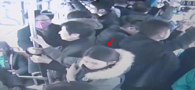河南公交偷1.7万女子被抓 警方：钱款已发还失主