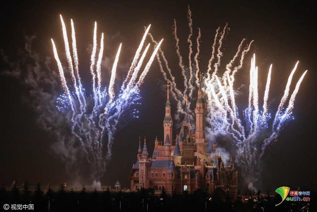 上海迪士尼乐园进行首次烟花试放 照亮城堡