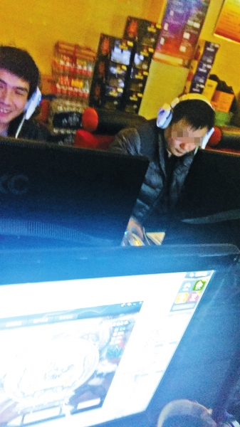 警方在连云港一家网吧排查时发现嫌疑人（右）