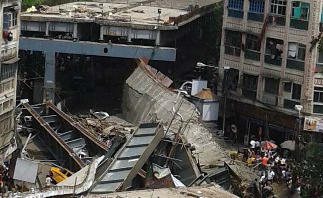 印度一在建过街天桥倒塌百人被埋救援行动展开