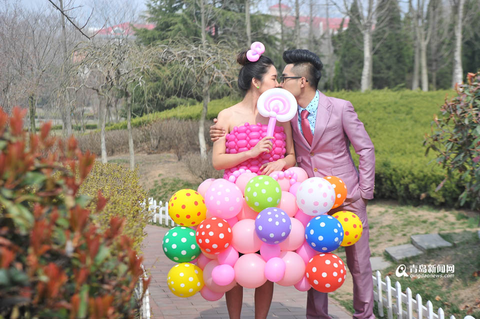 为爱拼了 小伙用600个气球为媳妇做婚纱
