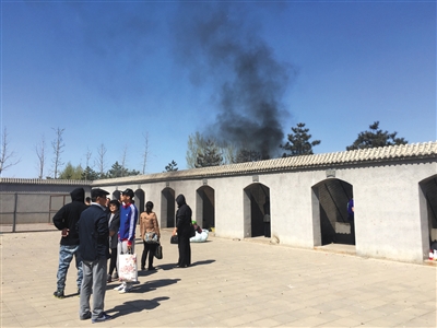昨日，在河北三河某陵园设置的祭祀园内，市民燃烧香纸等祭祀物品冒出阵阵黑烟。