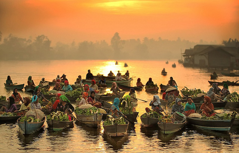 摄影师实拍印尼传统水上集市