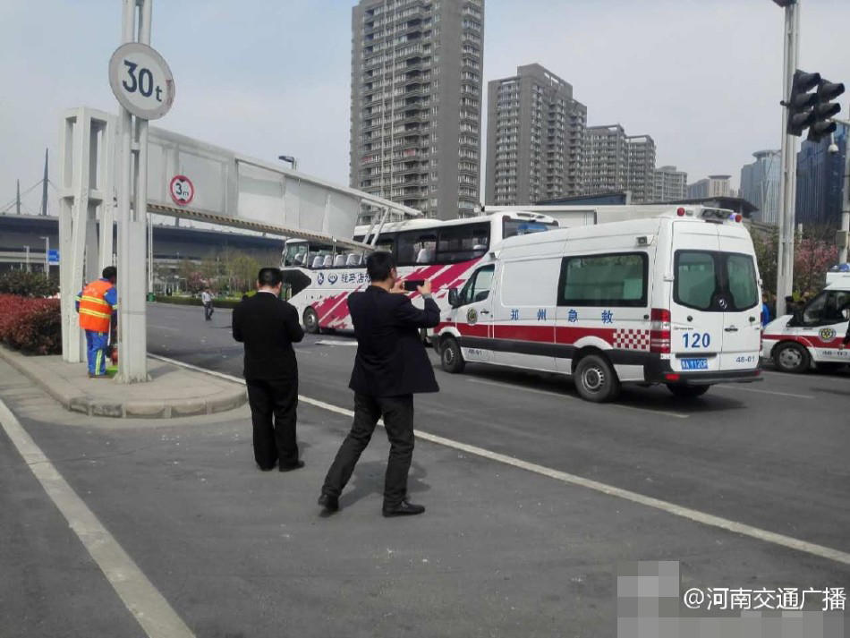 郑州旅游大巴撞限高杆车身被穿 一半多人受伤