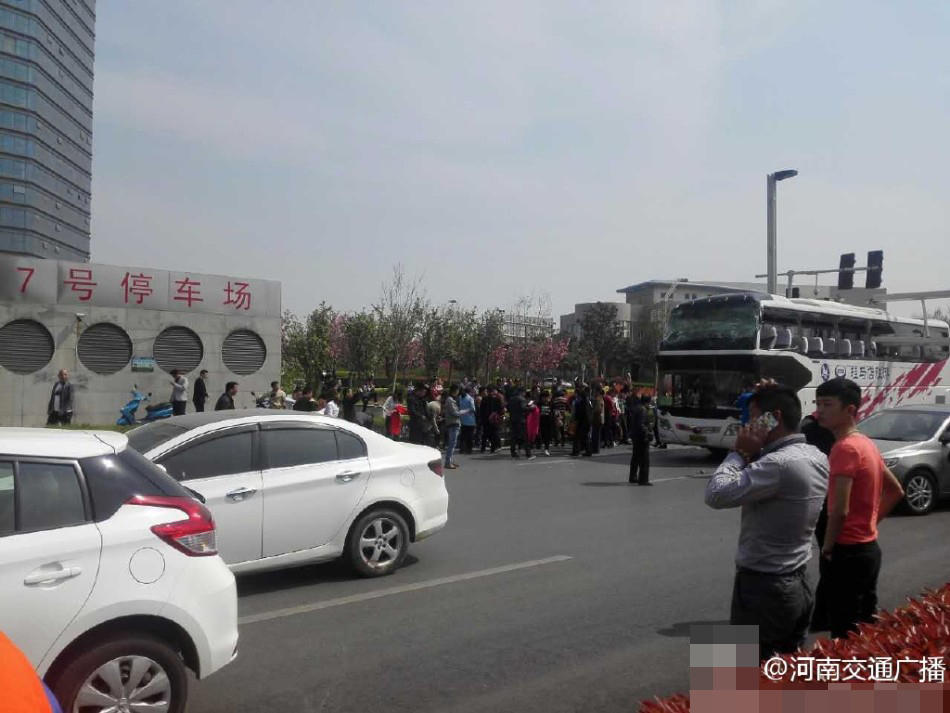 郑州旅游大巴撞限高杆车身被穿 一半多人受伤