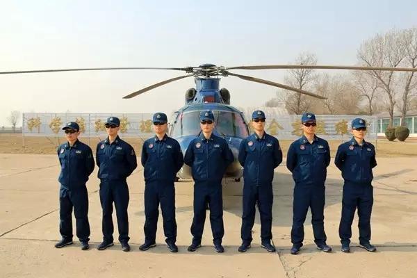 颜值爆表！中国海军航空兵地勤秀新装