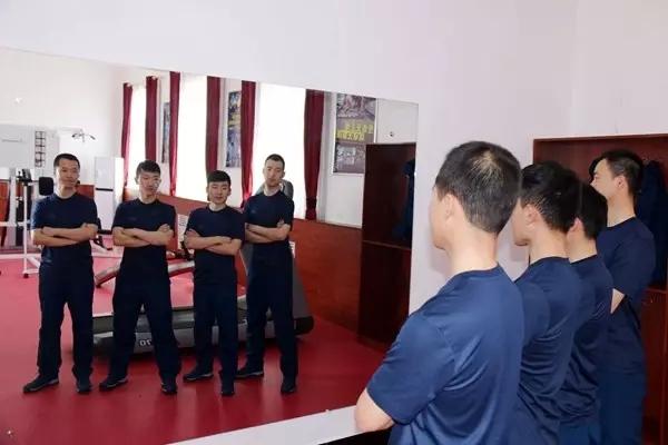 颜值爆表！中国海军航空兵地勤秀新装
