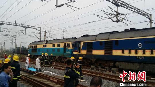 广西防城港两火车头相撞致2死1伤 原因正调查(图)
