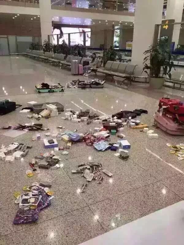 浦东机场化妆品因不加税被弃满地？官方辟谣
