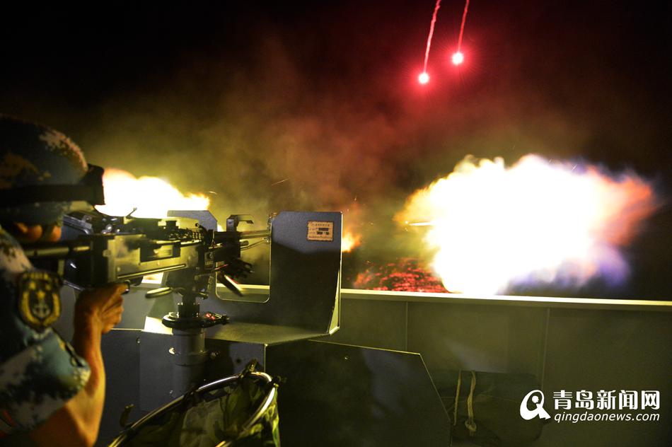 实拍海军护航编队夜间训练 实弹射击精准打击
