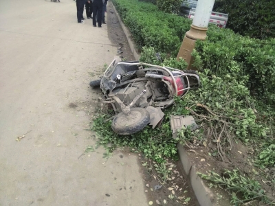 8日早上，杨玉忠被撞倒的电动车仍躺在路边，原处的厢式货车即是颜岗岗的车。受访者供图