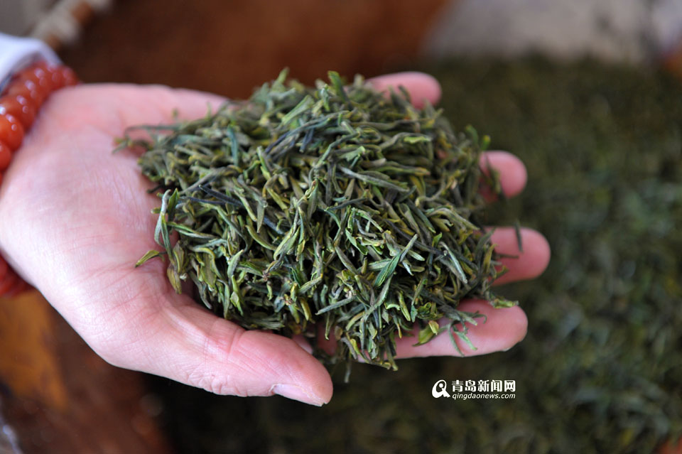 崂山第一锅春茶出炉 雨前茶每斤8000元