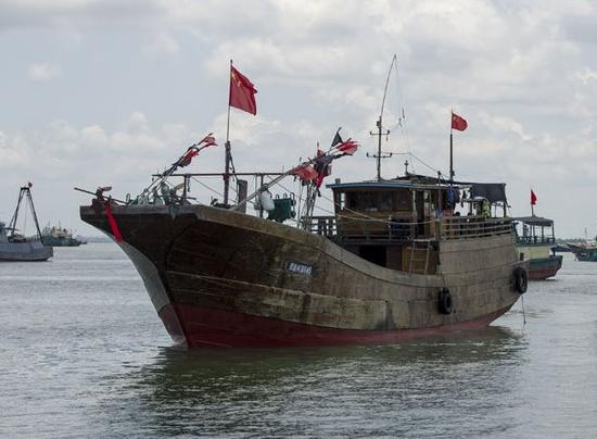 　英国《经济学人》杂志报道称，印尼是全球最大的群岛国、海岸线长度位居全球第二，但由于渔民技术落后，长期以来饱受外国渔船非法捕鱼困扰，年渔业出口额仅42亿美元，远远落后于东盟邻国。