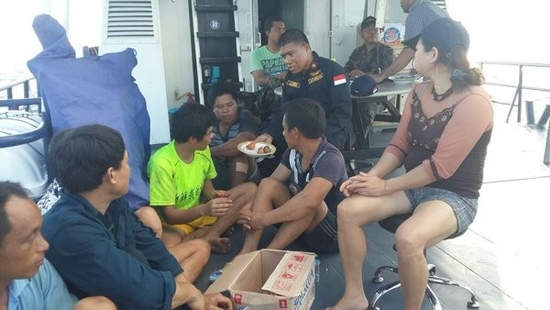 图为疑似印尼海警船抓扣的中国渔民。