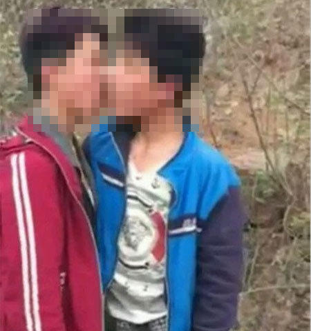4月9号下午三点，河南三门峡市渑池县两名十几岁的初中男生，骑着摩托车兜风玩耍，却遭到十几名同龄孩子拦截，殴打侮辱。