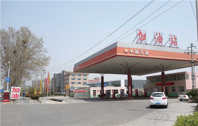 黑龙江中路现山寨中石油加油站 新车加油受损严重
