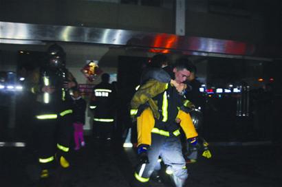重庆南路一高层14楼起火 消防火场疏散500人